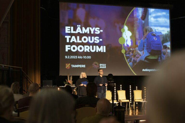 Tilaisuuden juonsivat Tampereen kaupungin kulttuurijohtaja Juha Ahonen sekä kilpailukykyjohtaja Anna-Kaisa Heinämäki.
