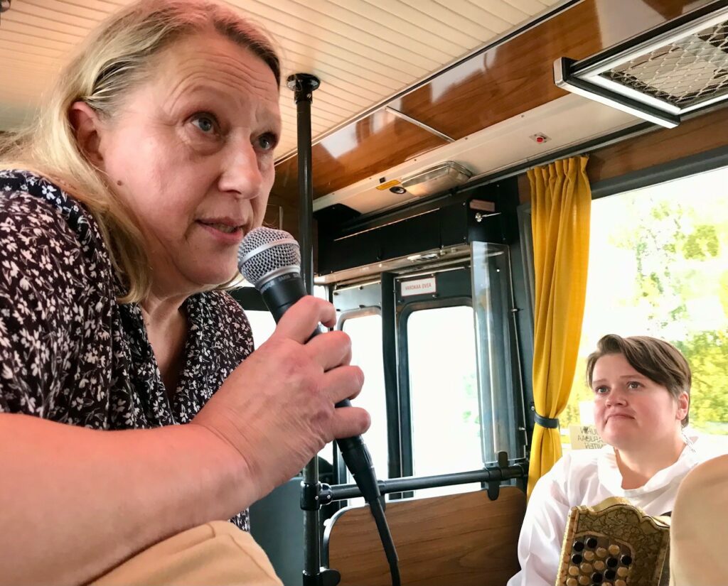 Tanjalotta Räikkä ja Anne-Mari Kivimäki linja-autossa, joka kulki Wivi Lönn -raittia.