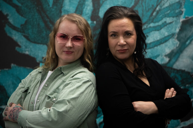 Kuvassa koordinaattorit Eerika ja Saija katsovat kameraan.